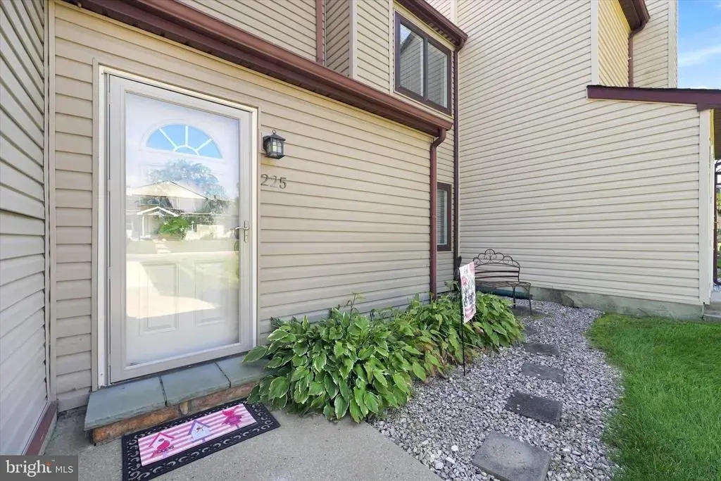 225 E Green Valley Cir, NEWARK