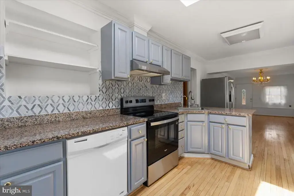 202 S Cherry St, FALLS CHURCH