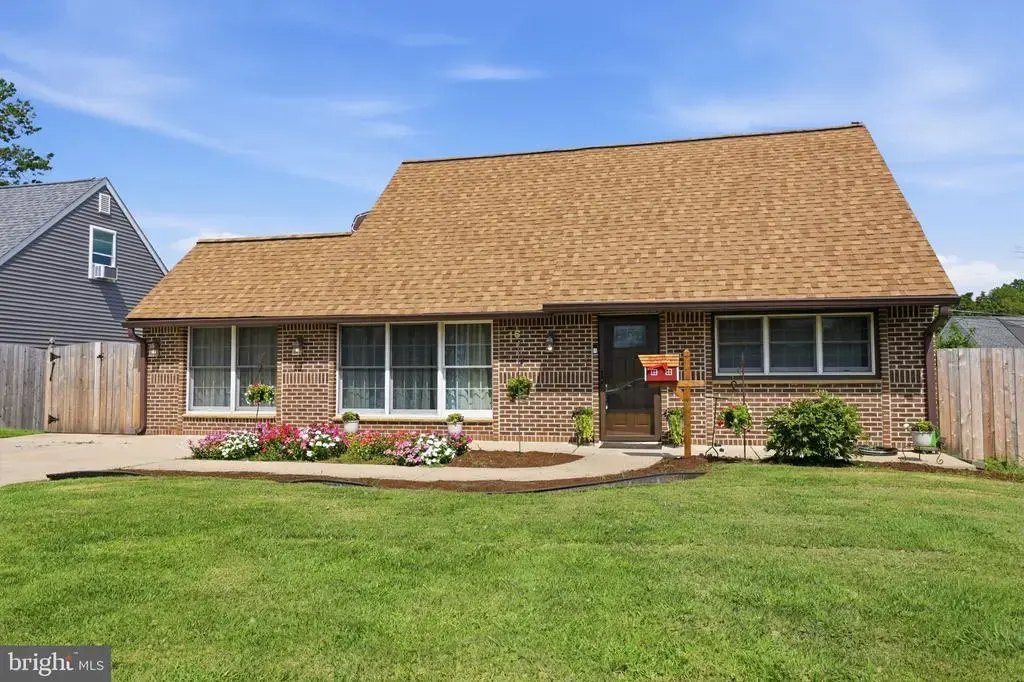16 Parkside Cir, LEVITTOWN