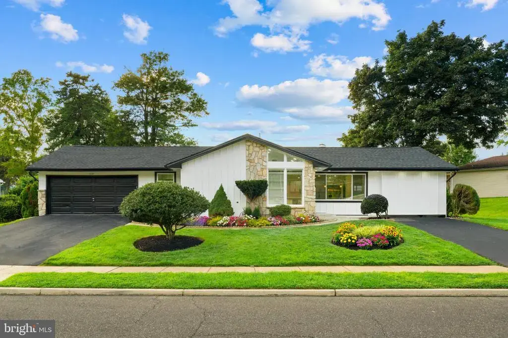 521 Parkway Dr, FAIRLESS HILLS