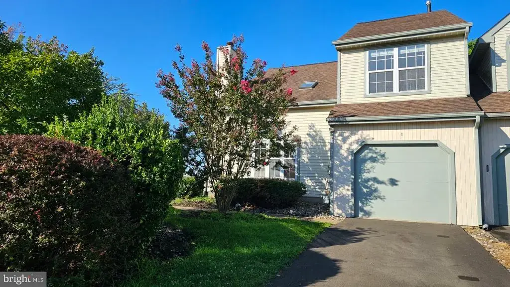 1 Laurel Cir, NEWTOWN