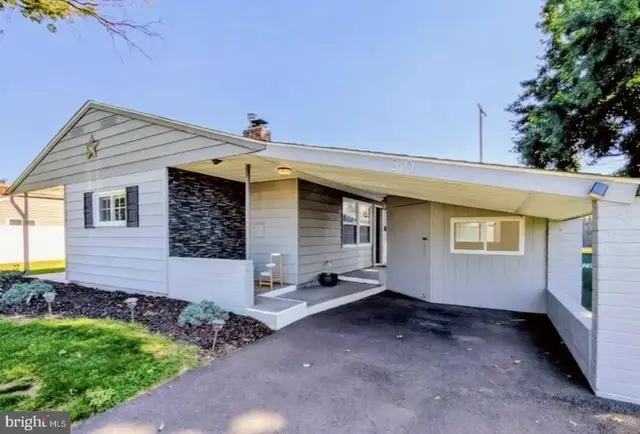 30 Forest Ln, Levittown