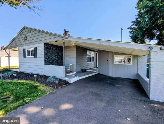 30 Forest Ln, Levittown