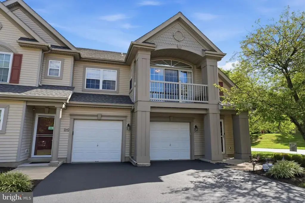 307 Alexander Ct, WARWICK