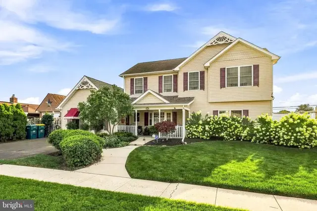27 Peachtree Ln, Levittown