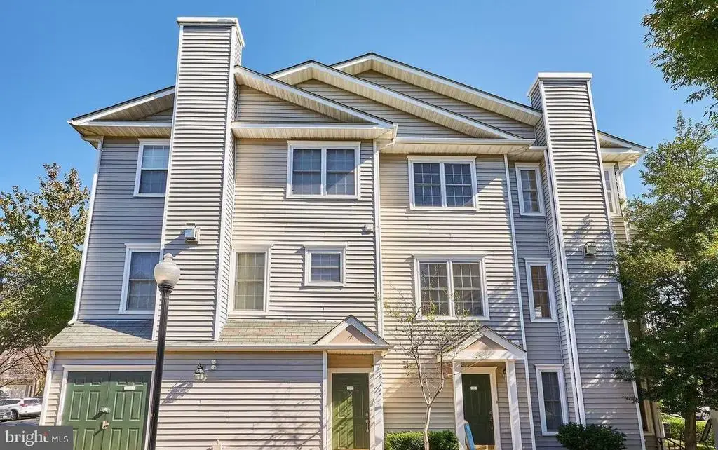 12827 Fair Briar Ln #12827, FAIRFAX
