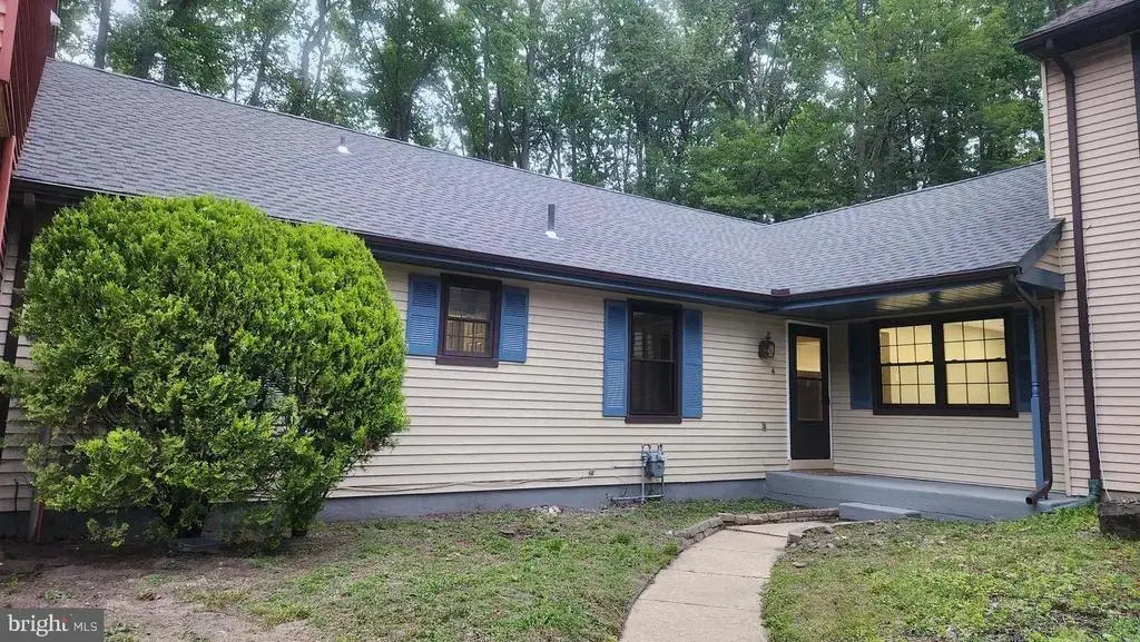 4 Meadowside Ct, MEDFORD