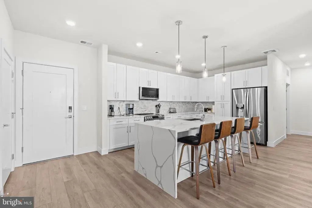 1761 Old Meadow Rd #215, MCLEAN