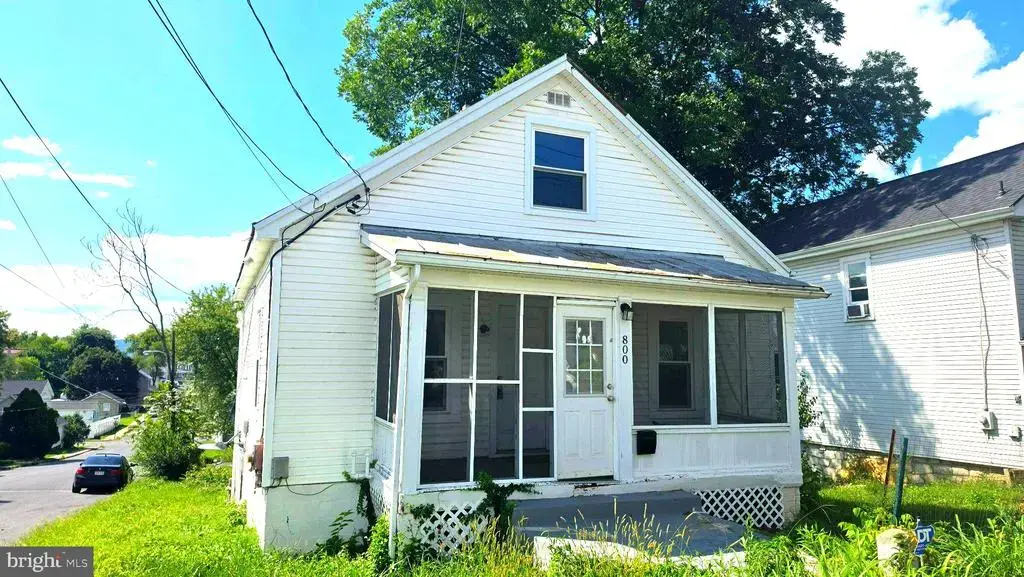 800 N High St, MARTINSBURG