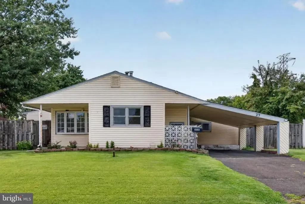 23 Disk Ln, LEVITTOWN