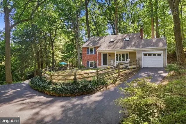 10 Wooded Ln, Media