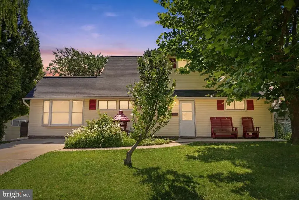 407 Holly Dr, LEVITTOWN