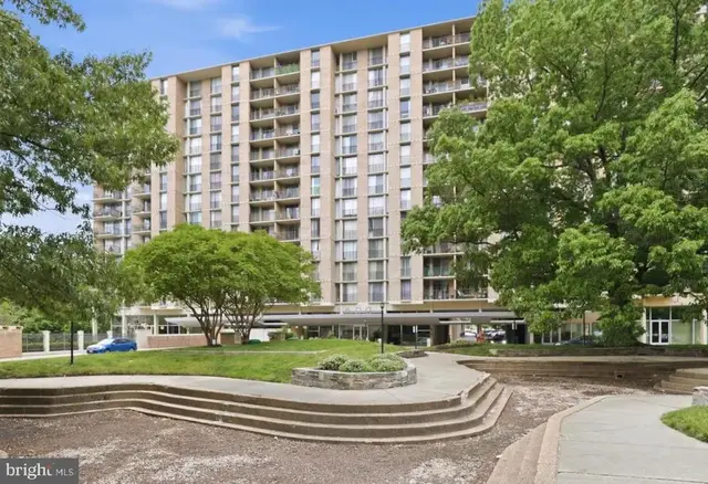 4600 S Four Mile Run Dr #1042, Arlington