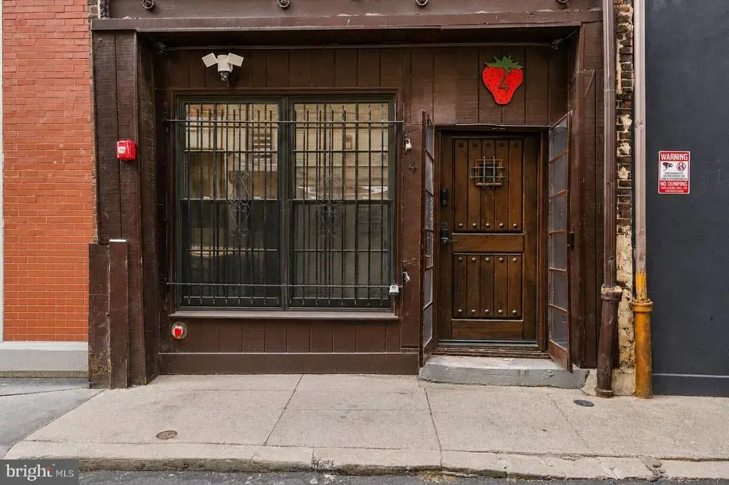 4 S Strawberry St, PHILADELPHIA