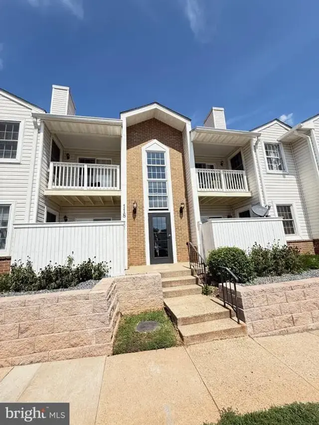 118 Westwick Ct #8, Sterling