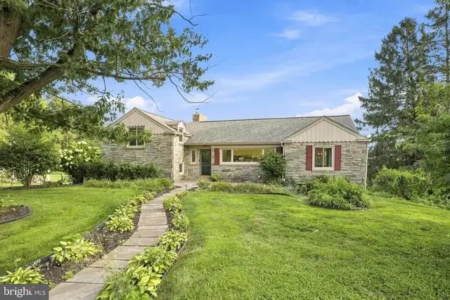 260 Blossom Hill Dr, Lancaster