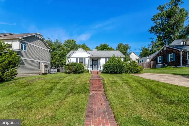 2214 Boxwood Dr, Falls Church