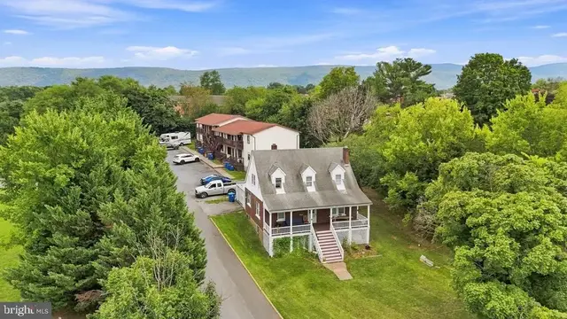 841 S Main St, Woodstock