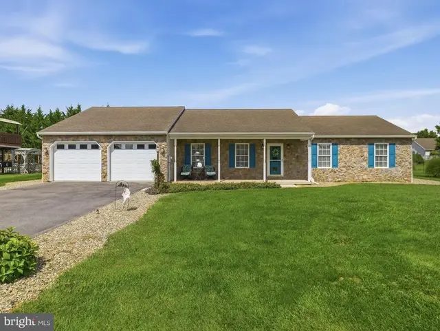 226 Grove Dr, Shippensburg