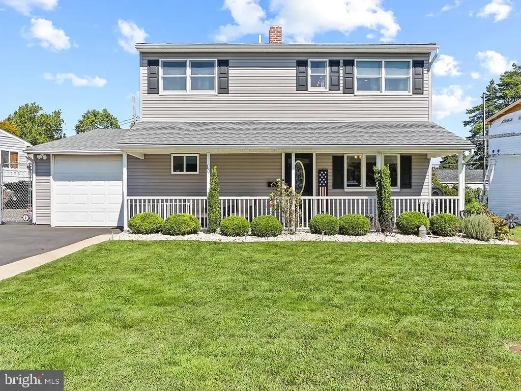 10 Apricot Ln, LEVITTOWN