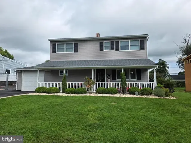 10 Apricot Ln, Levittown
