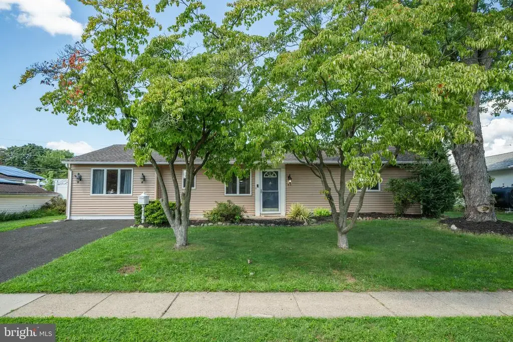 45 Schoolhouse Ln, LEVITTOWN
