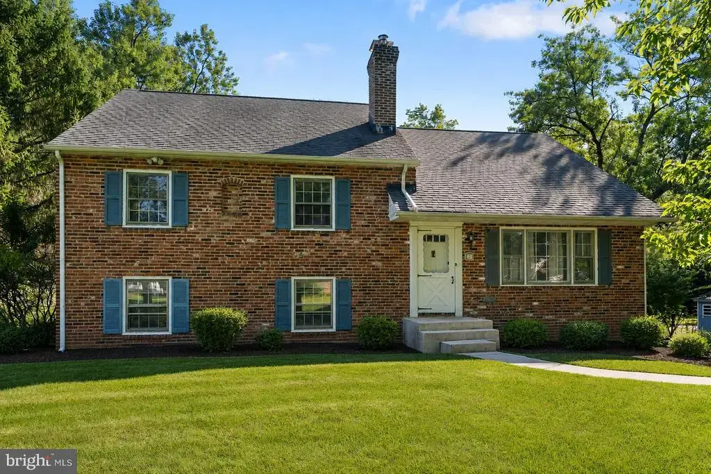 6 Clover Ln, MALVERN
