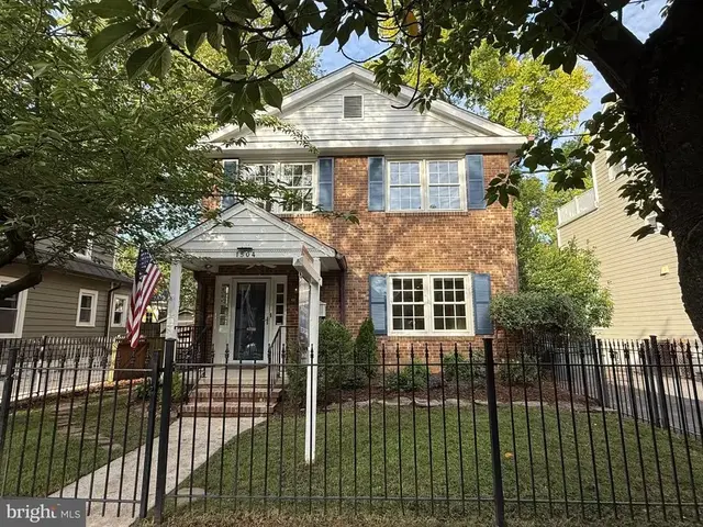 1504 N Highland St, Arlington