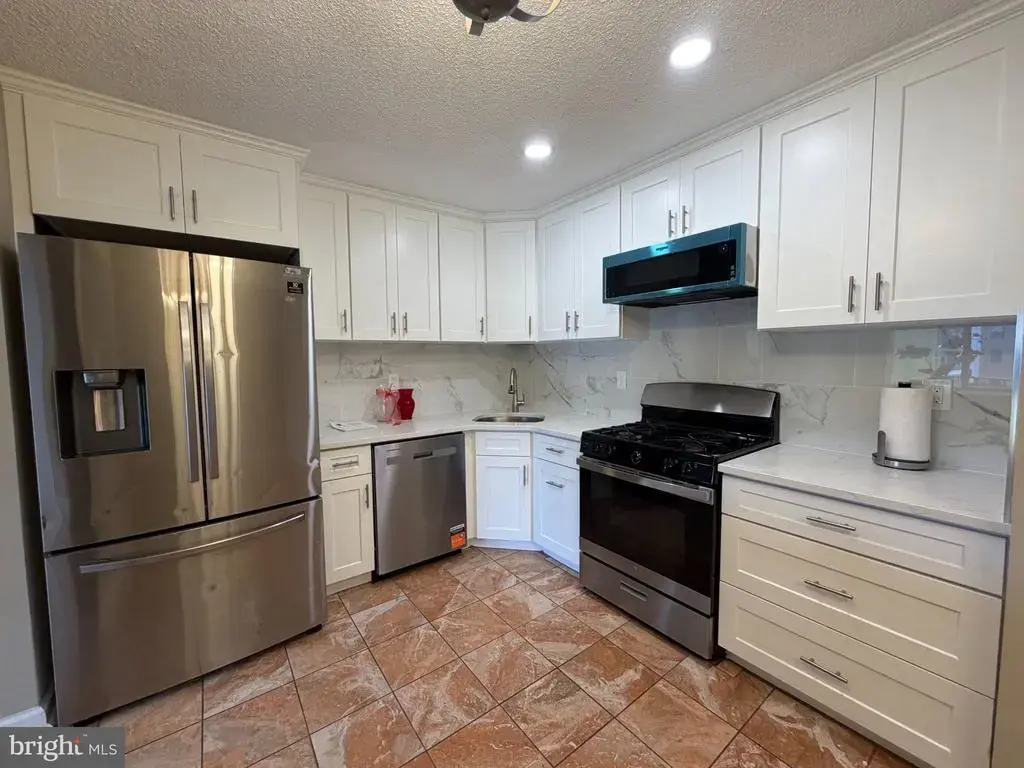 10 Voscek Ct, LAWRENCE