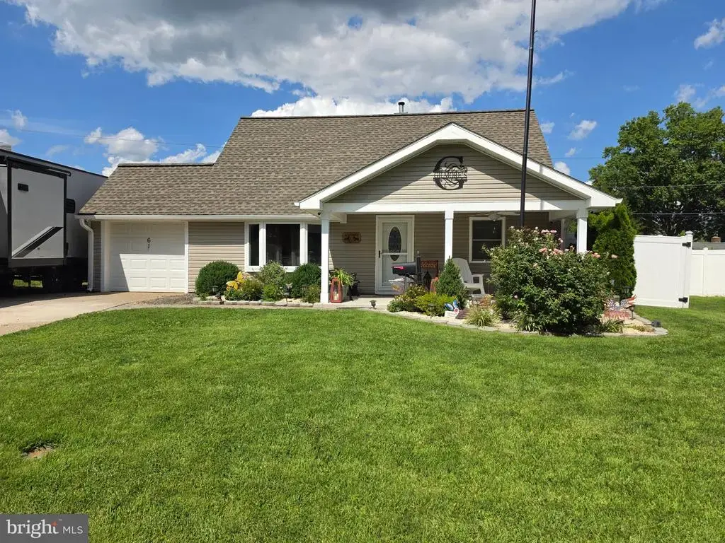 61 Begonia Ln, LEVITTOWN