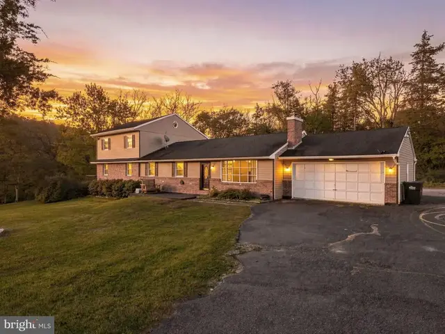56 Ealer Hill Rd, Kintnersville