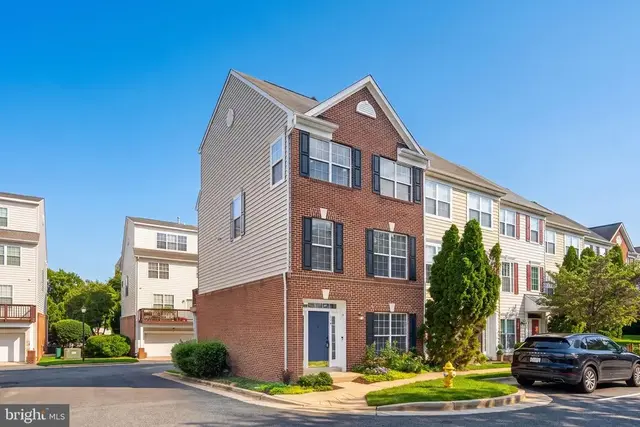 114 Meadows Ln, Alexandria