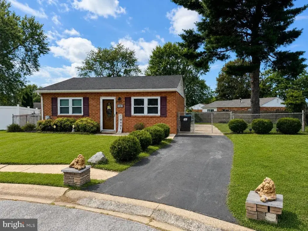 1 Defoe Cir, NEWARK