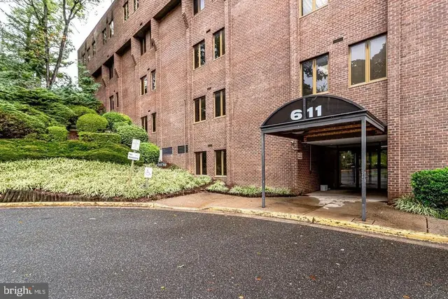 611 S Carlin Springs Rd #301, Arlington