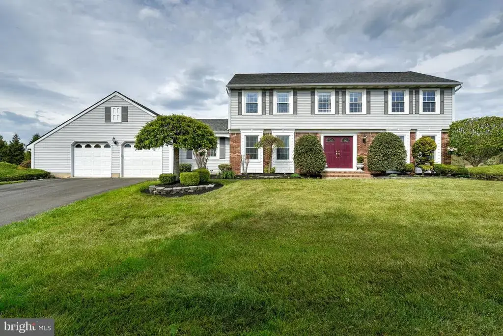 8 Bradford Ct, PRINCETON JUNCTION