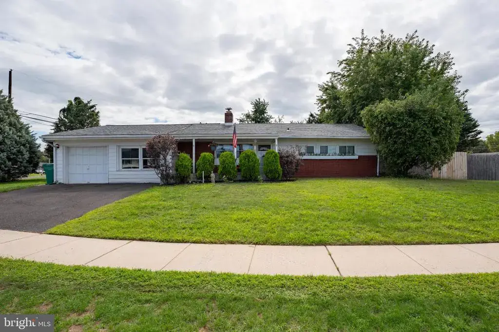 35 Spiral Ln, LEVITTOWN