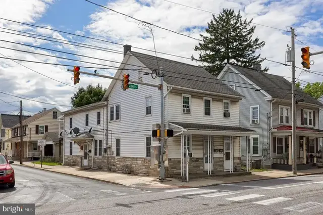 102 N Main St, Manheim