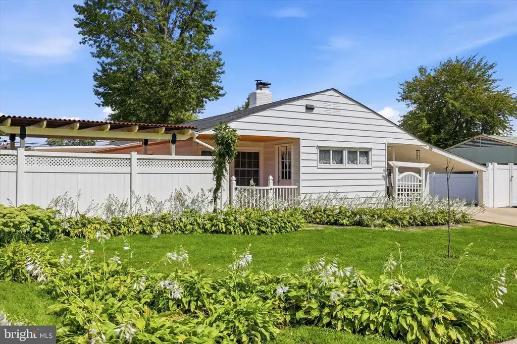 26 Myrtle Ln, LEVITTOWN