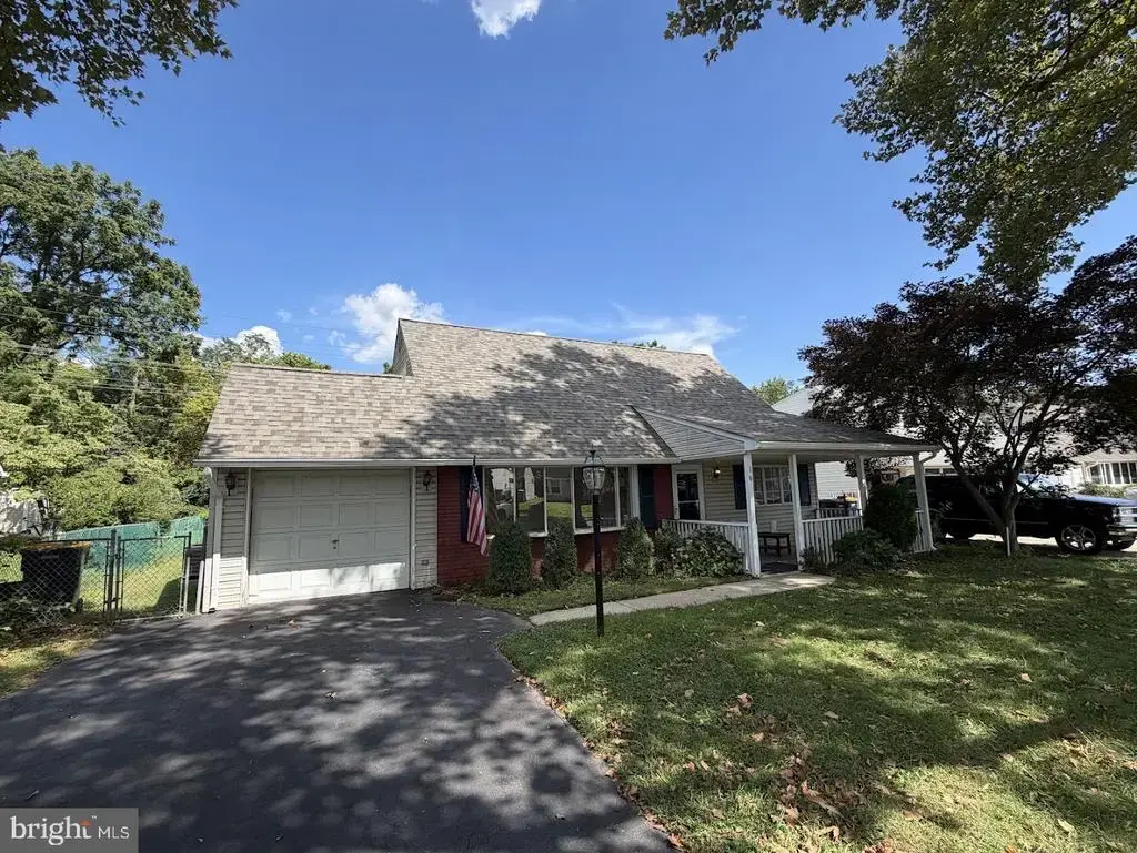 194 Kenwood Dr S #s, LEVITTOWN