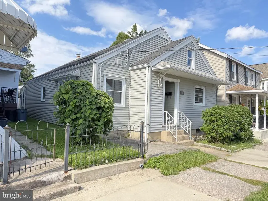 8 E Holland St, SUMMIT HILL