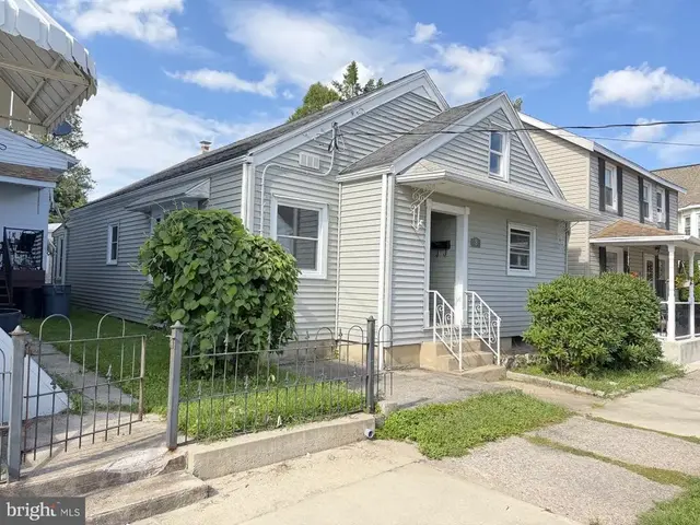 8 E Holland St, Summit Hill