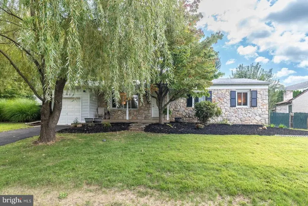 1331 Clover Ln, FEASTERVILLE TREVOSE