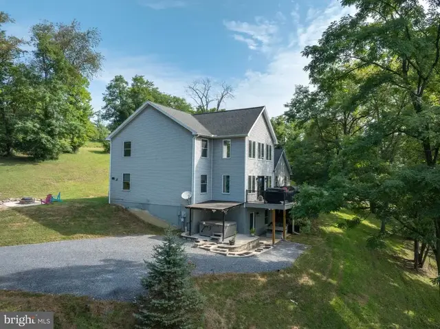 1695 Middle Rd, Lewistown