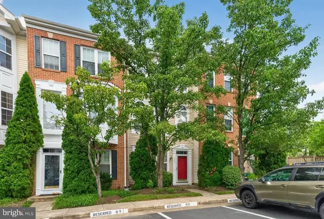 932 Harrison Cir, Alexandria
