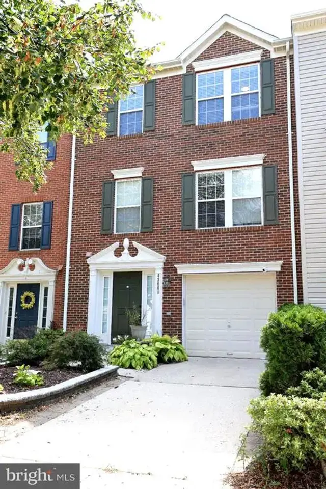 43001 Center St, Chantilly