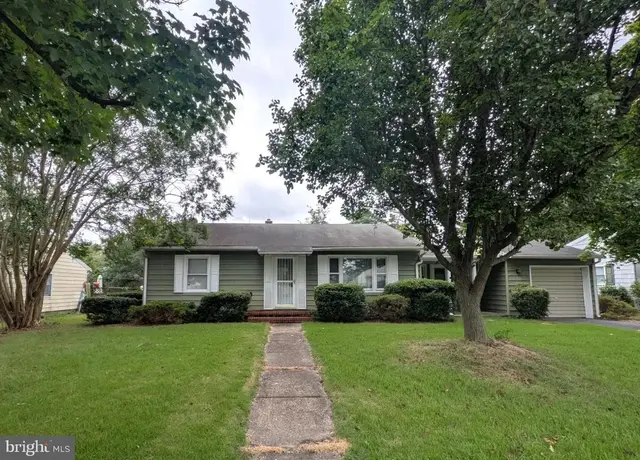 722 E Ivy Dr, Seaford