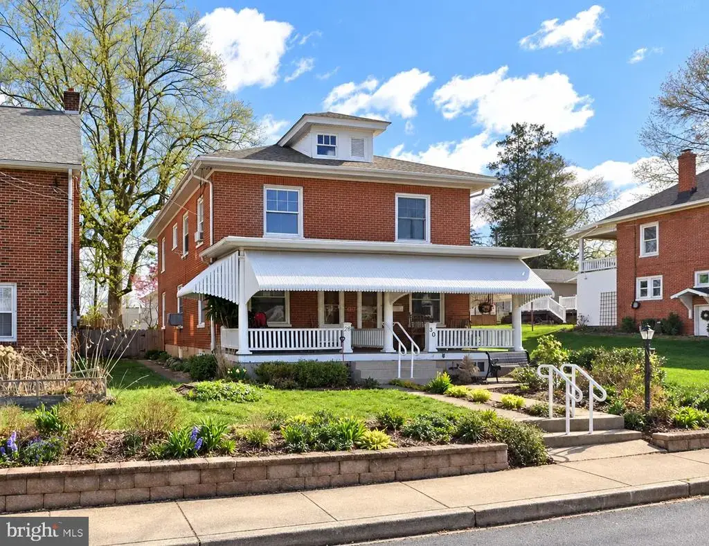 28 E Pine St, EPHRATA
