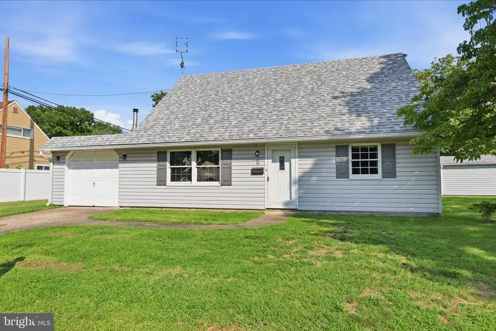 2 Timothy Ln, LEVITTOWN