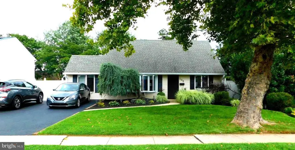 105 Queen Lily Rd, LEVITTOWN