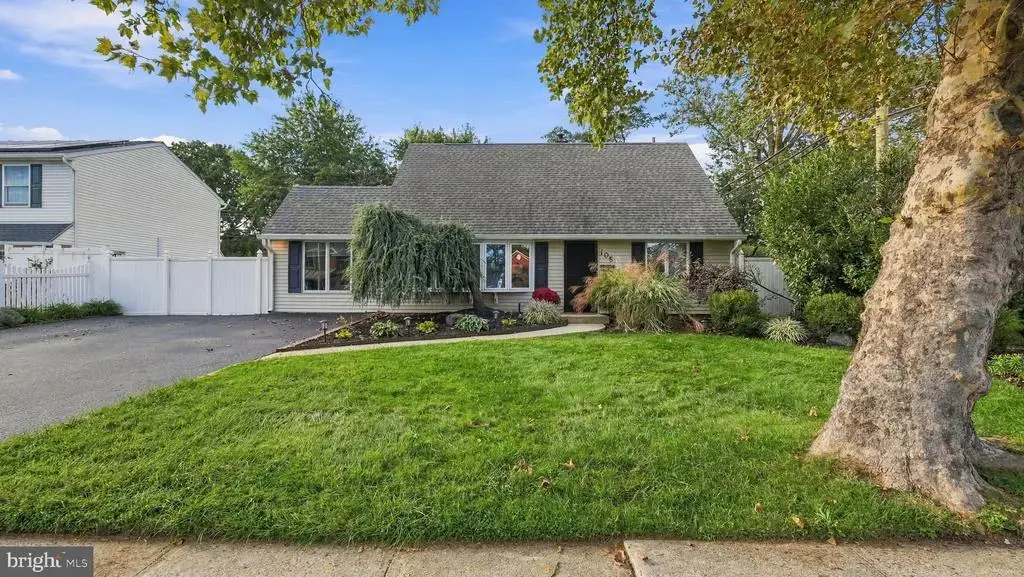 105 Queen Lily Rd, LEVITTOWN
